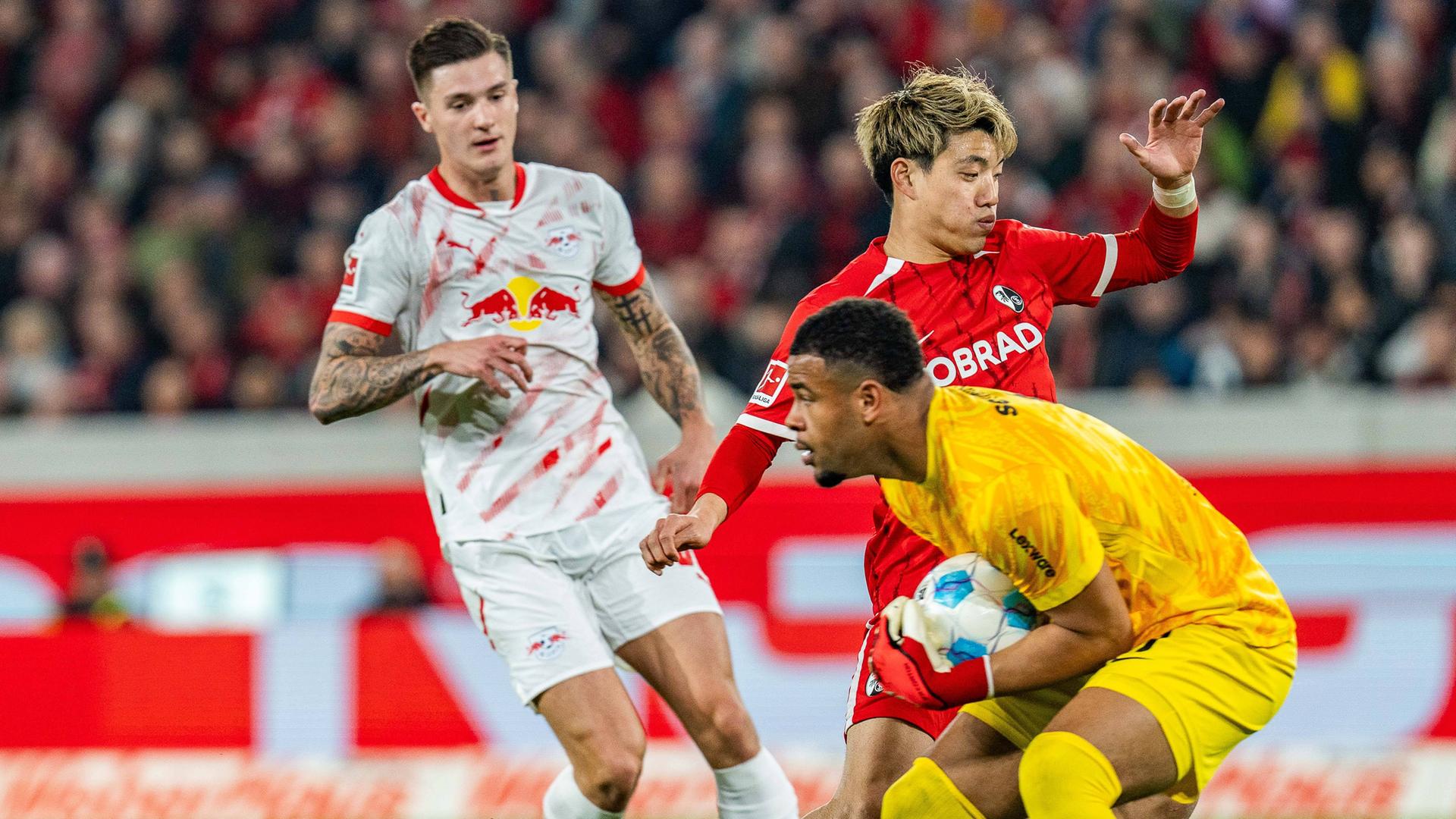 FreiburgsTorwart Noah Atubolu hält den Ball beim Spiel gegen Leipzig am 08.03.2025.