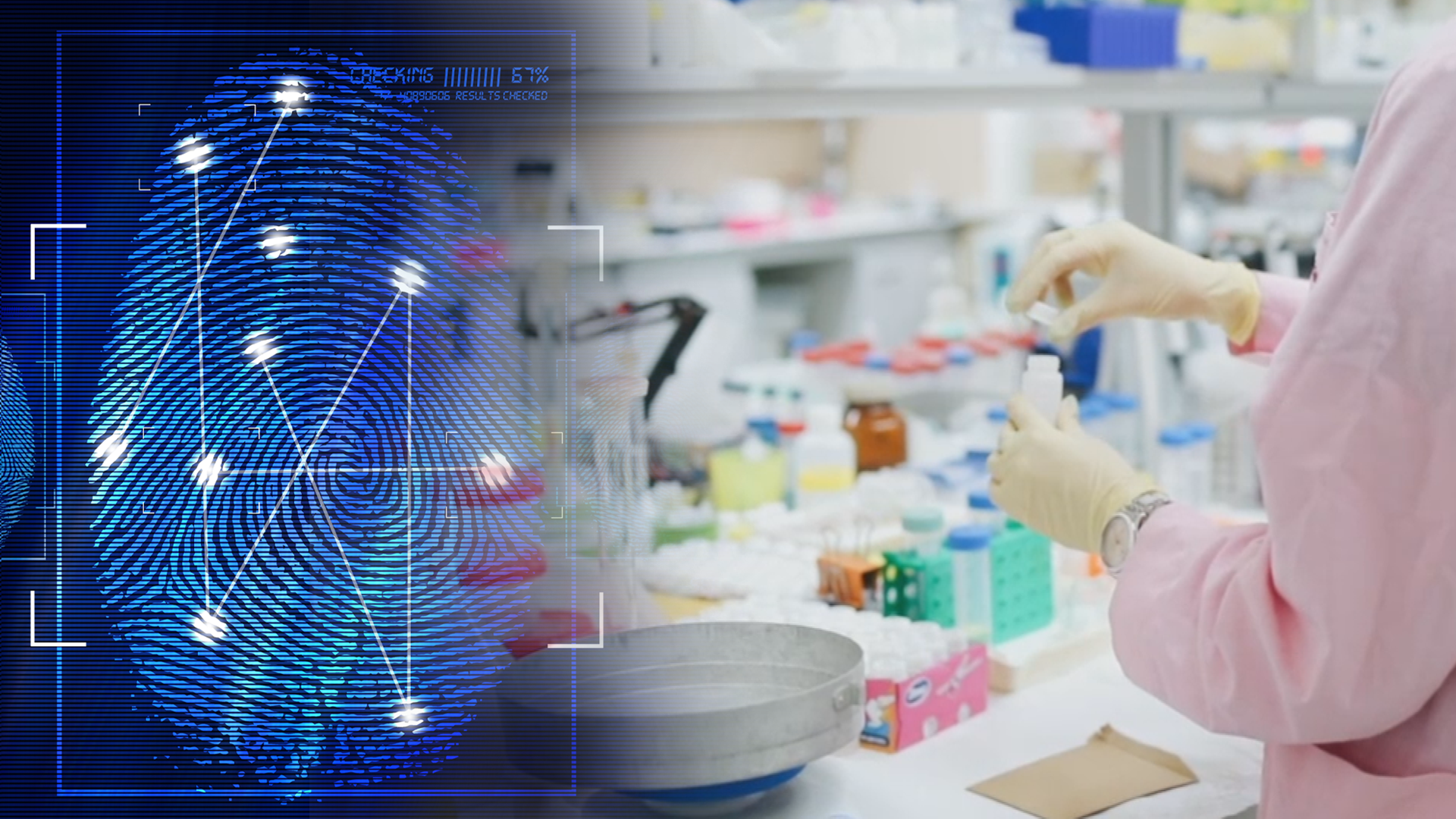 Frau in Labor mit Schutzanzug schraubt Reagenzglas auf. Sie trägt Einmalhandschuhe. Links daneben: Lichtschematische Darstellung eines Fingerabdrucks.