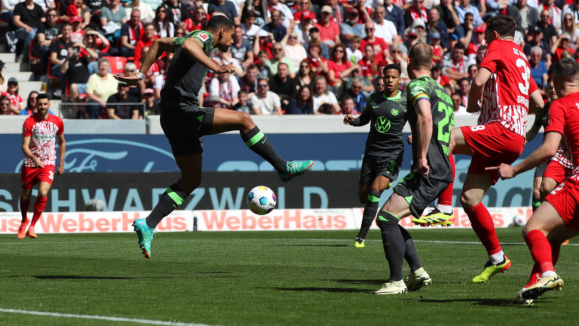 Maxence Lacroix (VfL Wolfsburg) in Aktion.