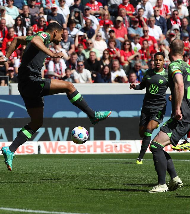 Maxence Lacroix (VfL Wolfsburg) in Aktion.