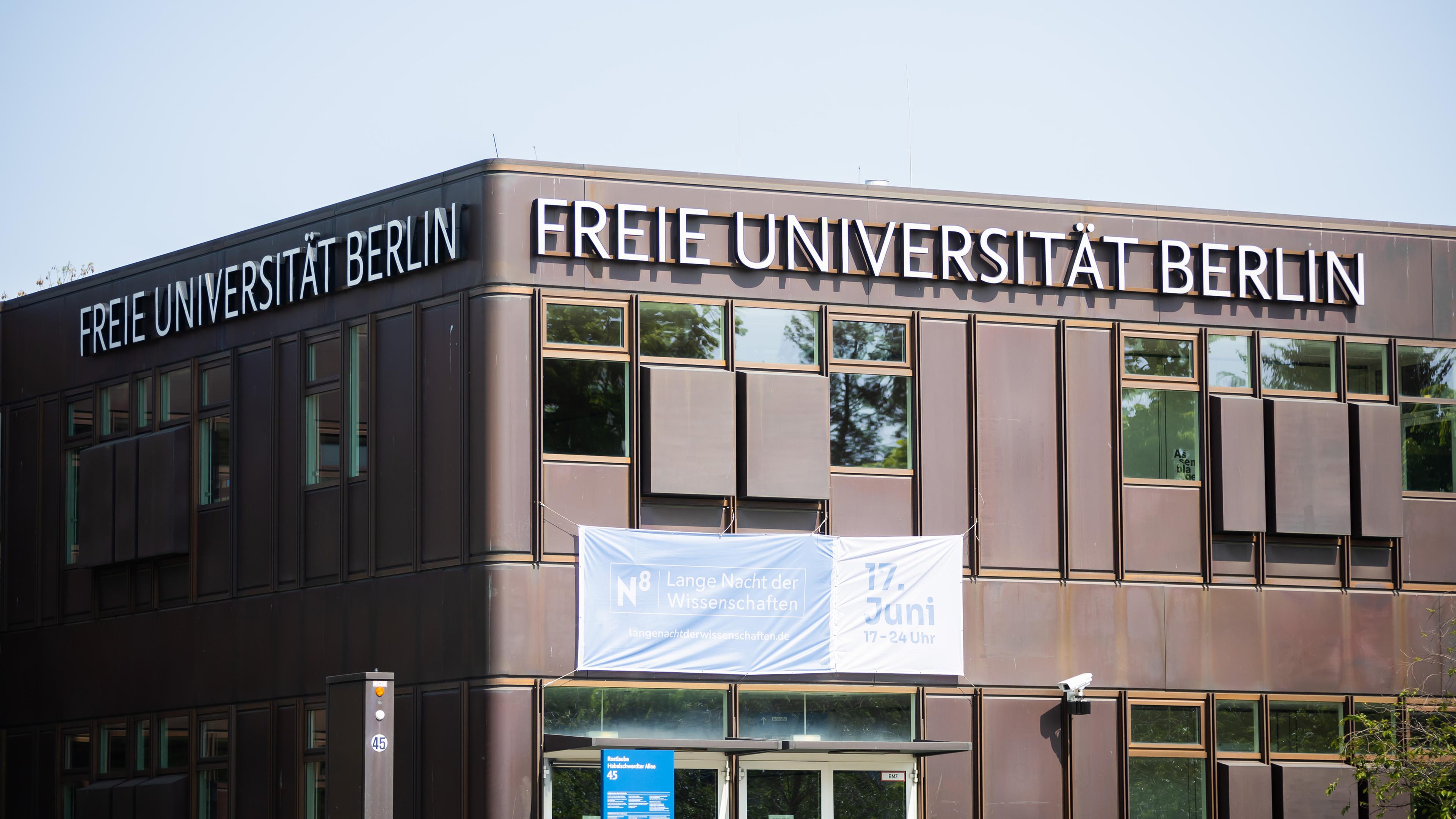 Berlin: Der Schriftzug der Freie Universität (FU) Berlin an einem Gebäudekomplex.