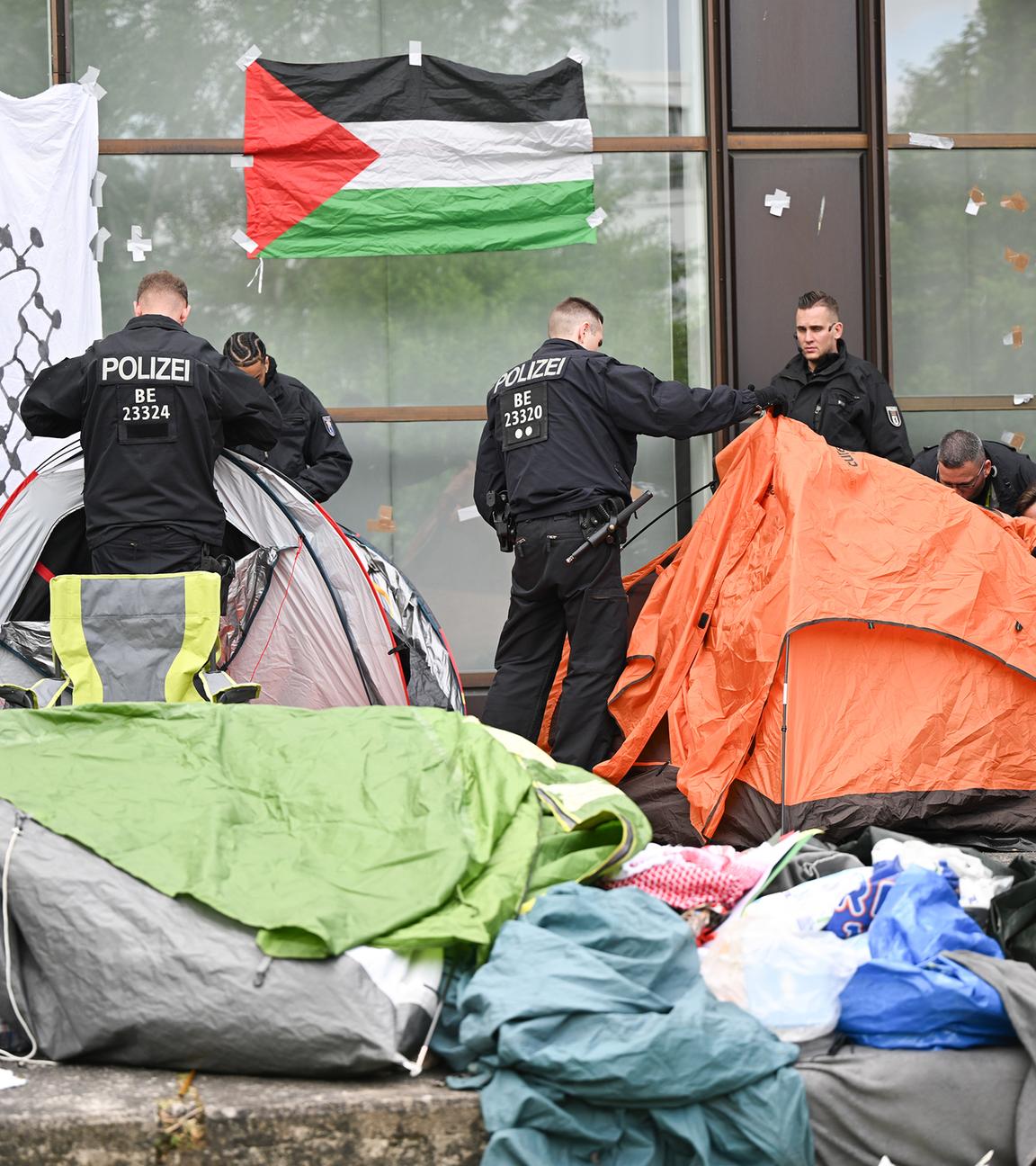 Propalästinensische Aktivisten auf dem Hof der Freien Universität in Berlin