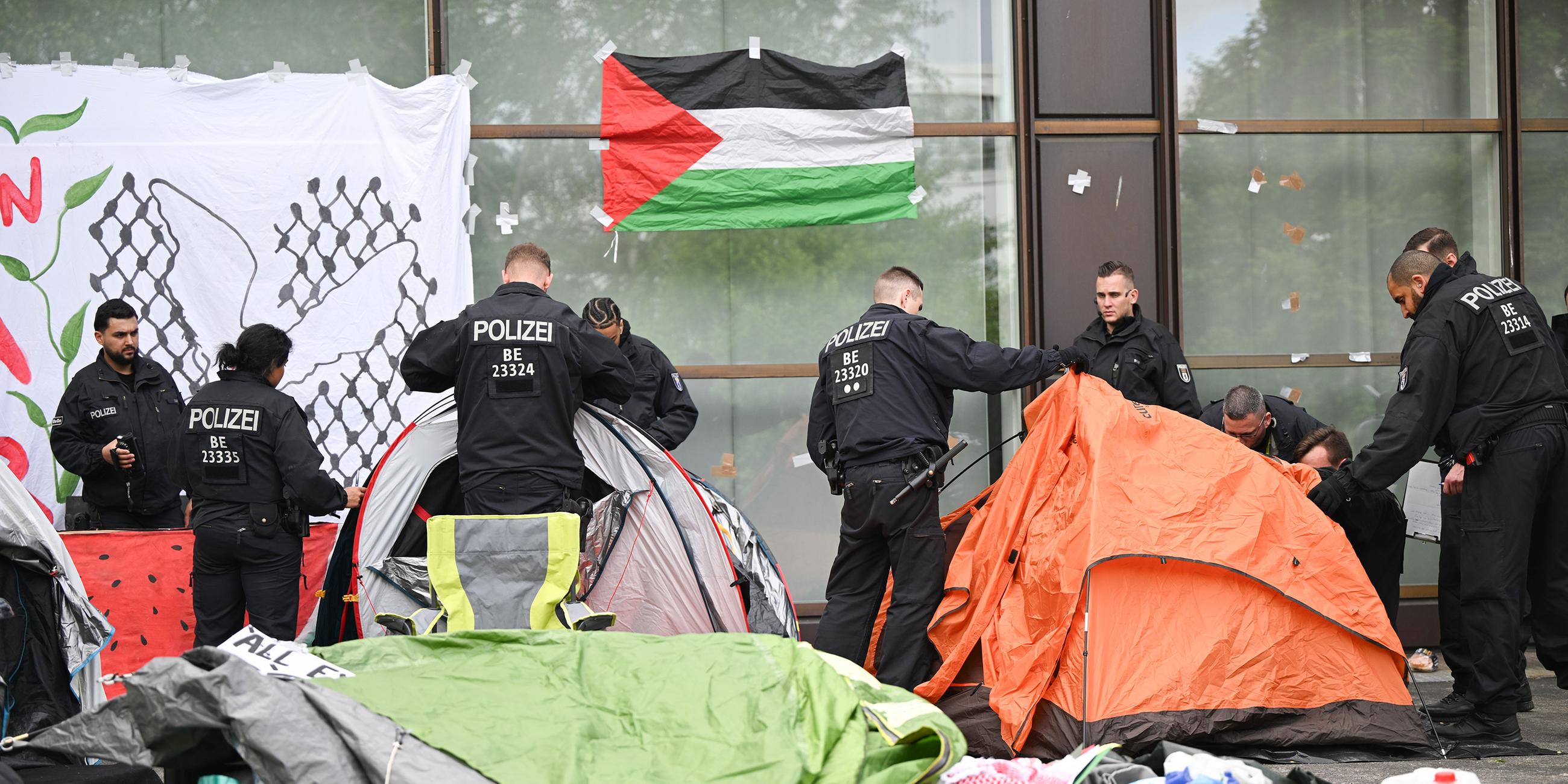 Propalästinensische Aktivisten auf dem Hof der Freien Universität in Berlin