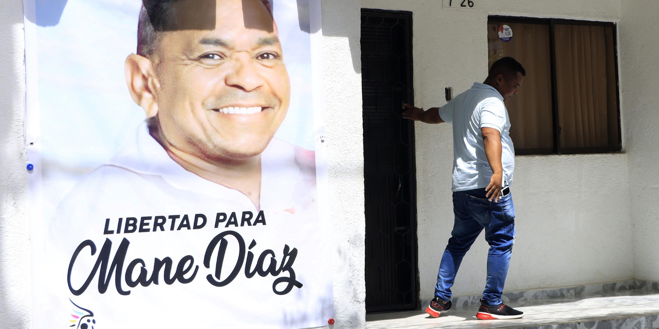 Eine Person verlässt das Haus der Familie des kolumbianischen Fußballspielers Luis Diaz, Kolumbien 28.10.2023.