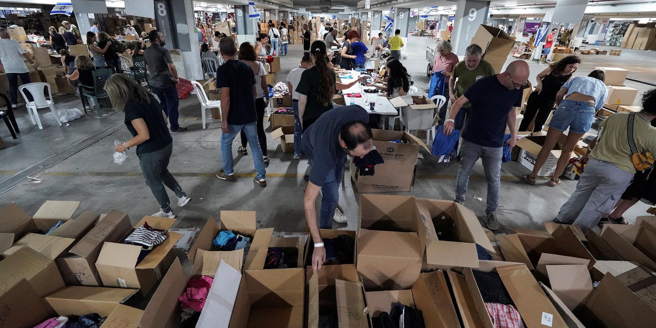 Freiwillige Helfer von 'Brothers in Arms' in Tel Aviv packen Hilfspakete