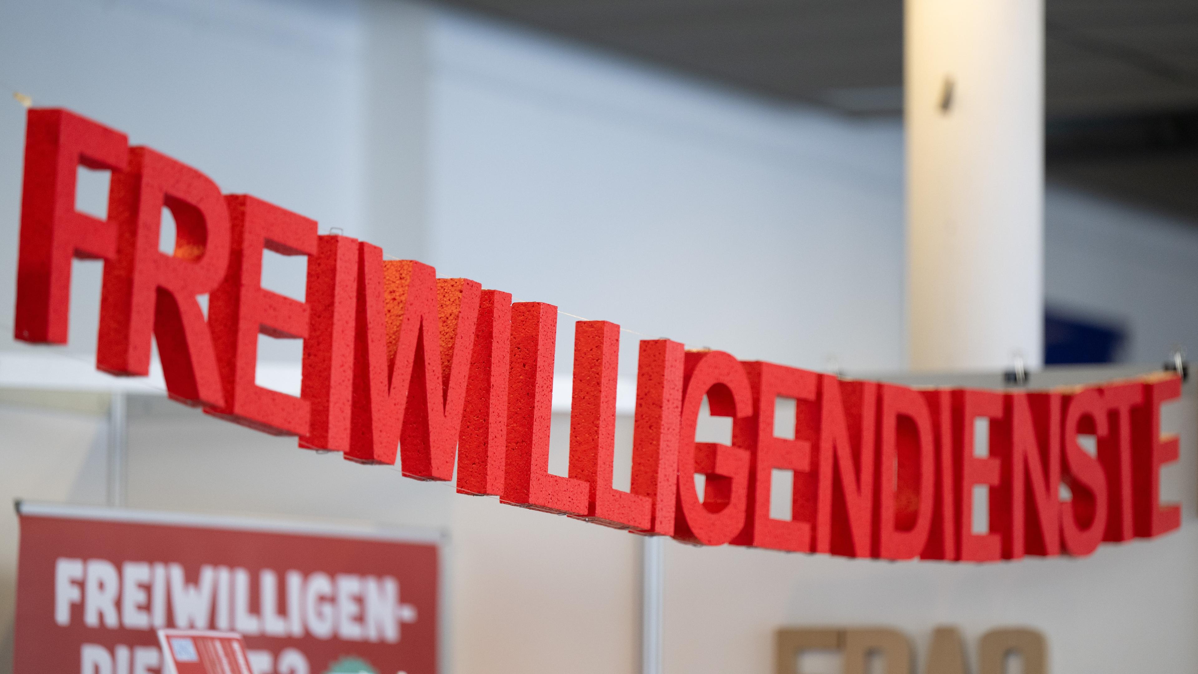 Sachsen, Dresden: Rote Buchstaben formen das Wort «Freiwilligendienste». 