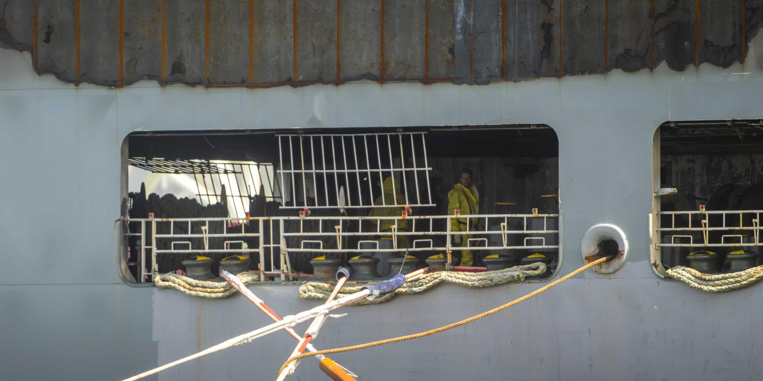 Der beschädigte Frachter "Fremantle Highway" liegt am 08.08.2023 im Julianahafen.