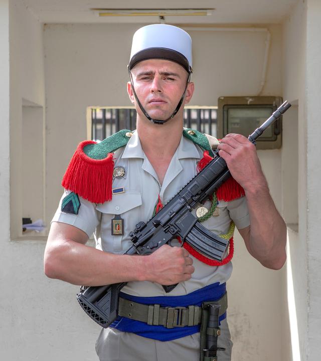 Ein Legionär hält am Tor der Kaserne in Korou, Französisch Guayana Wache