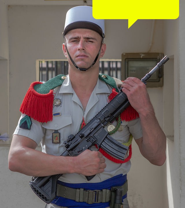 Ein Legionär hält am Tor der Kaserne in Korou, Französisch Guayana Wache