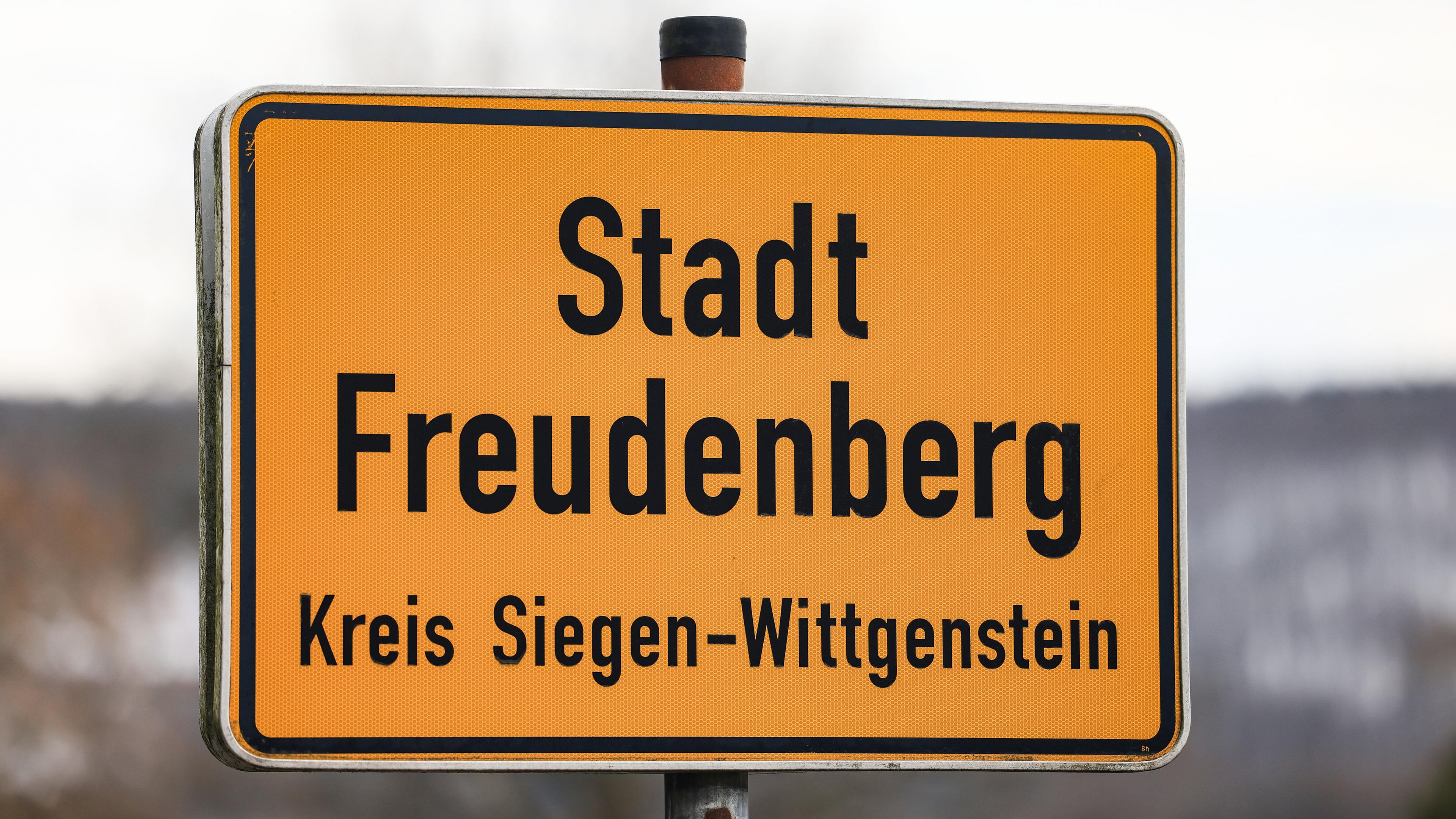 Ein Ortsschild steht am Ortseingang Freudenberg am Straßenrand