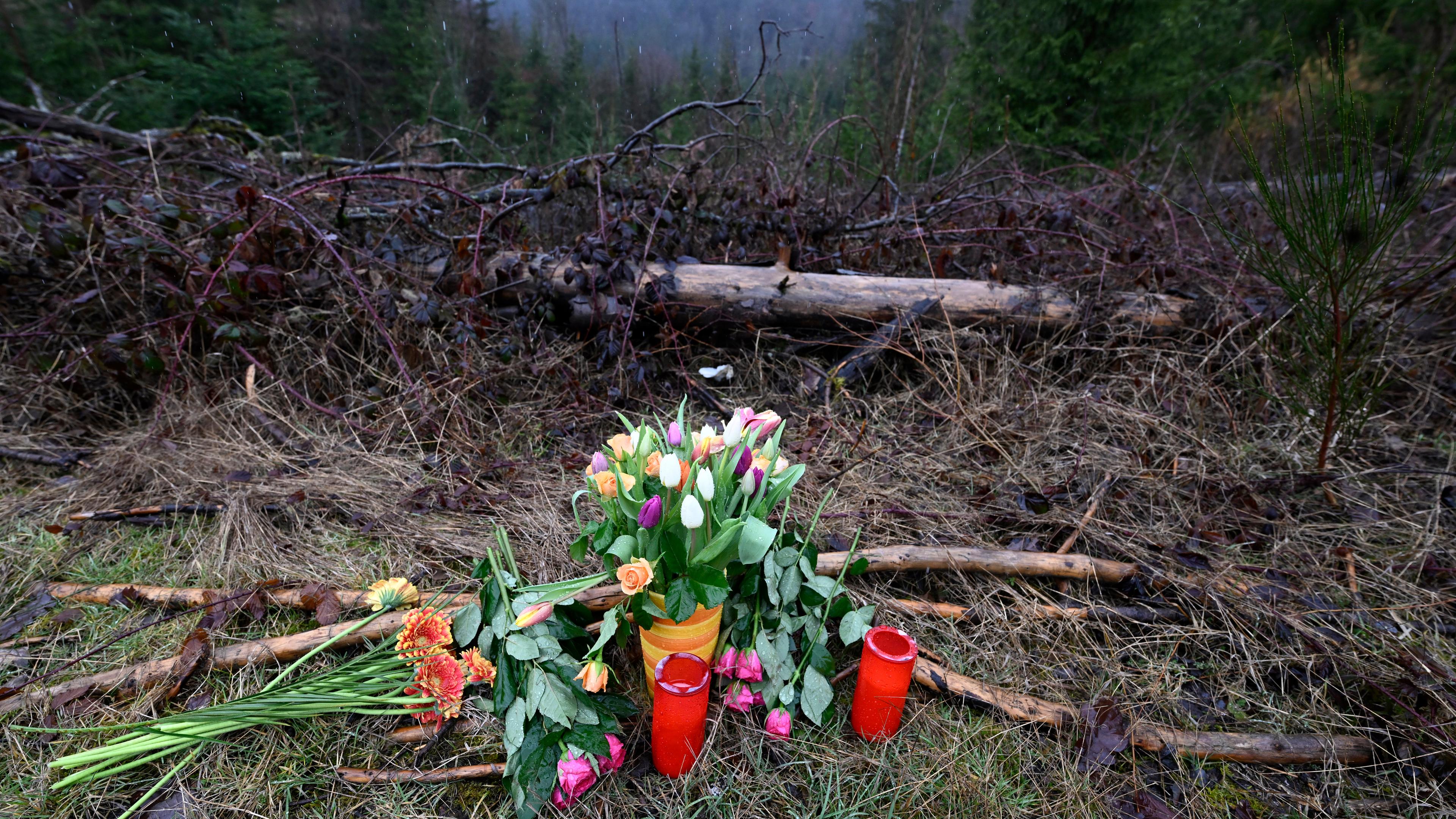 Blumen und Kerzen wurden am Fundort des getöteten Mädchens Luise niedergelegt, aufgenommen am 14.03.2023