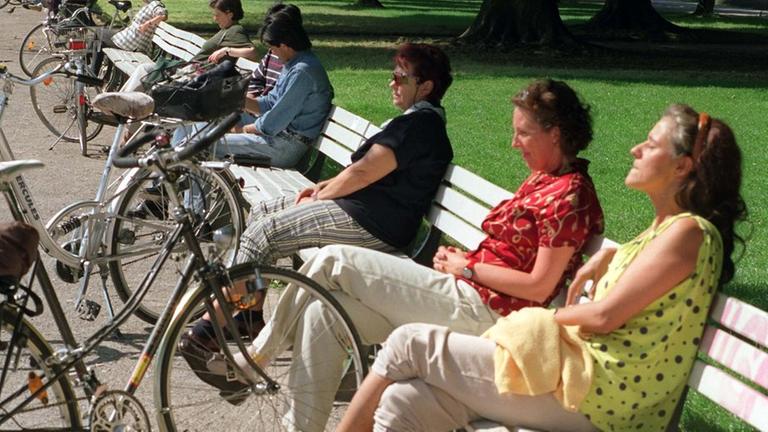 Frauen sitzen im Park