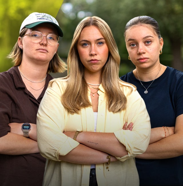 Drei junge Frauen schauen ernst. Sie haben die Arme verschränkt.