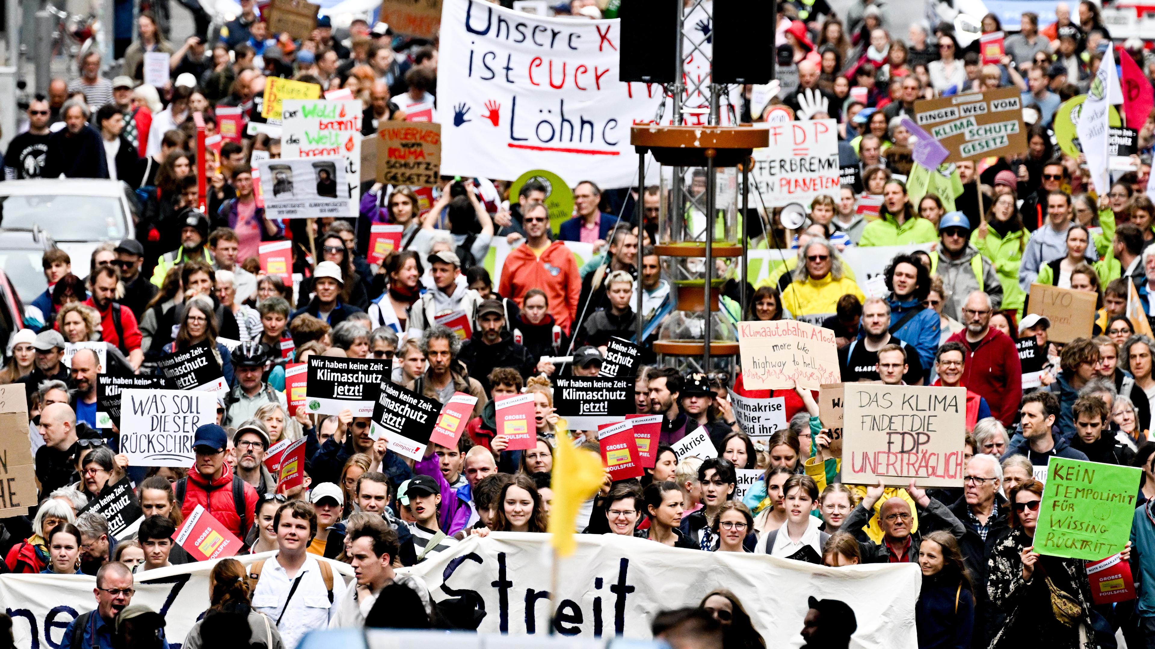 Viele Demonstrierende mit Schildern über Klimaschutz und Kliampolitik
