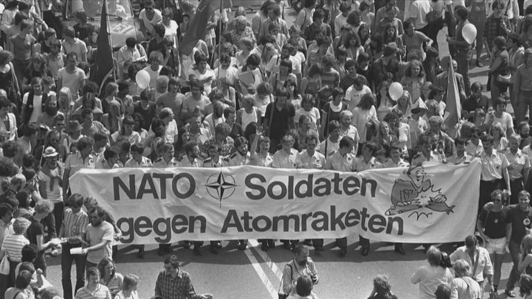 Plakat Friedensdemonstrationen 80er Jahre: NATO Soldaten gegen Atomraketen vom hjo am 02.08.2019