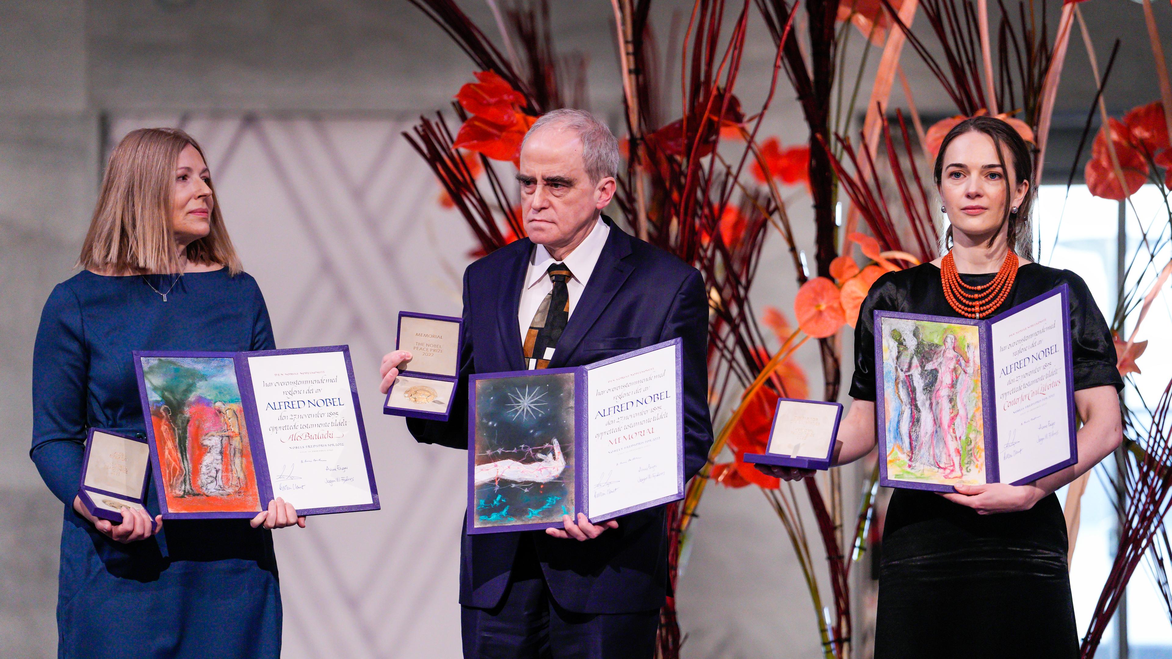 Oleksandra Matvitsuk, Jan Ratshinsky und Natalja Pintschuk nehmen den Friedensnobelpreis 2022 entgegen