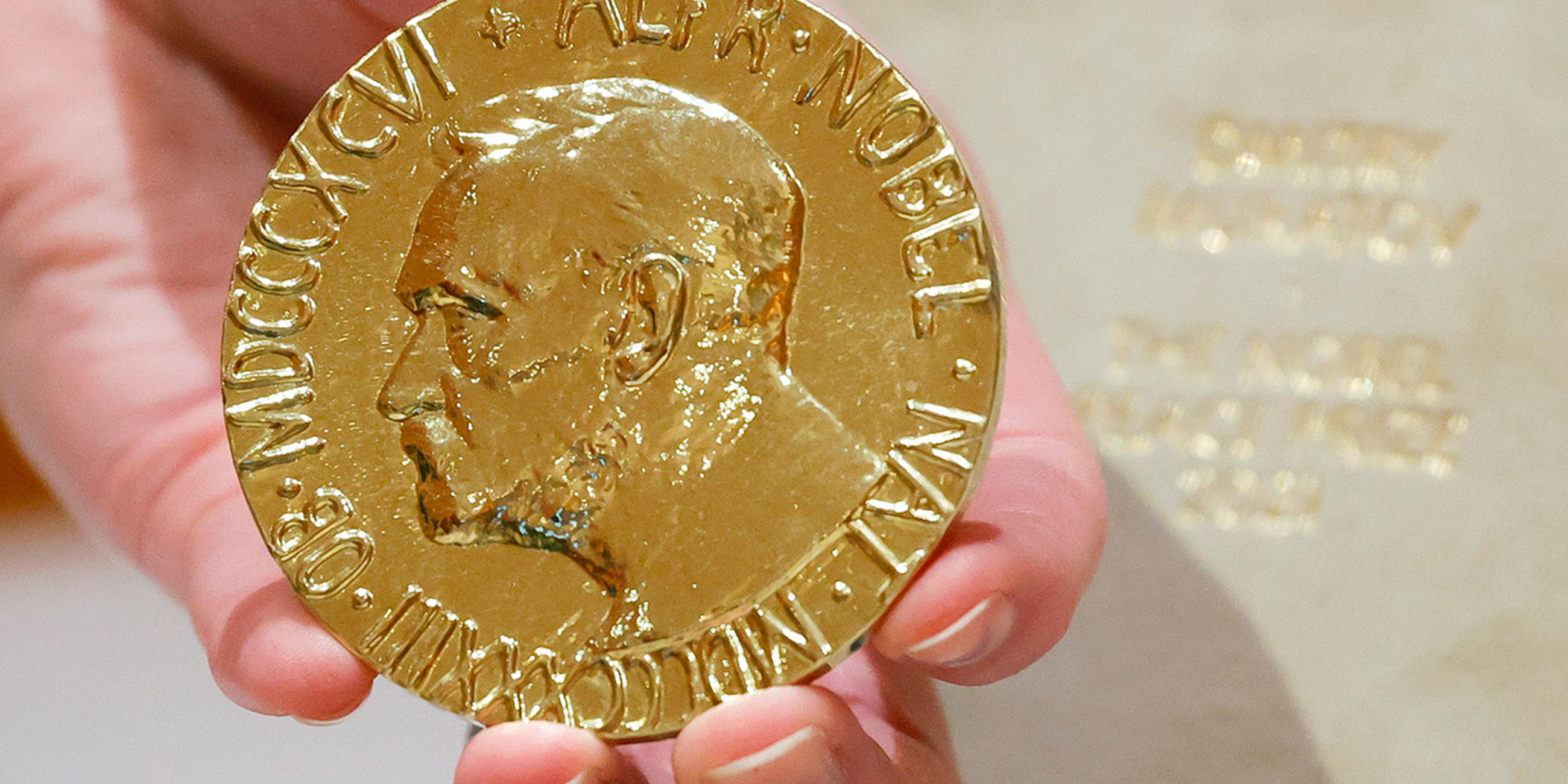 Symbolbild: Eine Friedensnobelpreismedaille wird in einer Hand gehalten, aufgenommen auf ein Auktion in New york am 20.06.2022