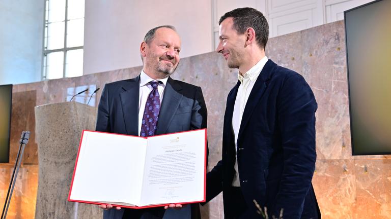 Der britisch-französische Schriftsteller und Anwalt Philippe Sands (links) präsentiert in der Frankfurter Paulskirche am 11.10.2026 seinen Friedenspreis des Deutschen Buchhandels an der Seite von Sebastian Guggolz (rechts), dem Vorsitzenden des Börsenvereins des Deutschen Buchhandels.