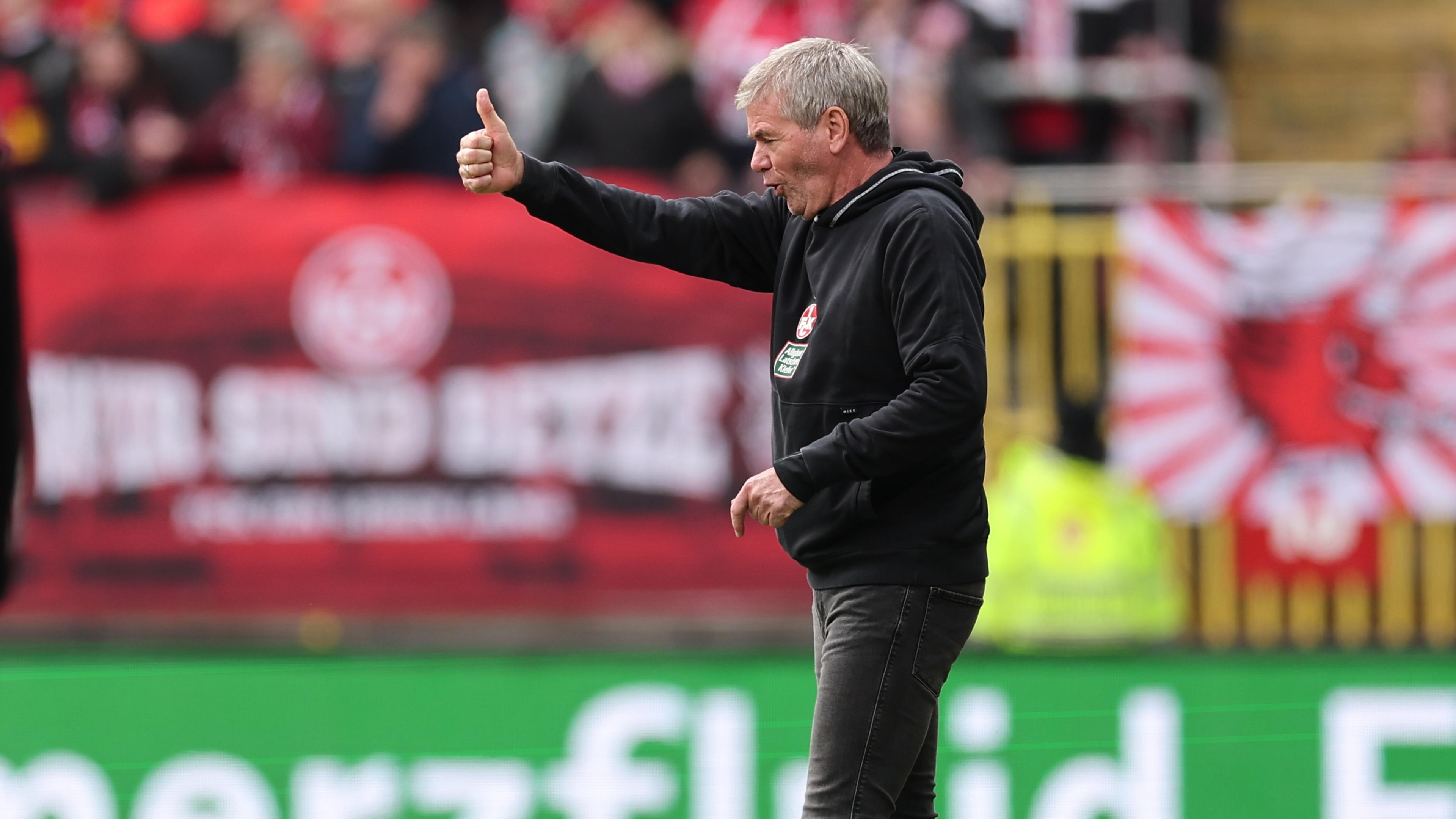 Kaiserslauterns Trainer Friedhelm Funkel zeigt den Daumen hoch.