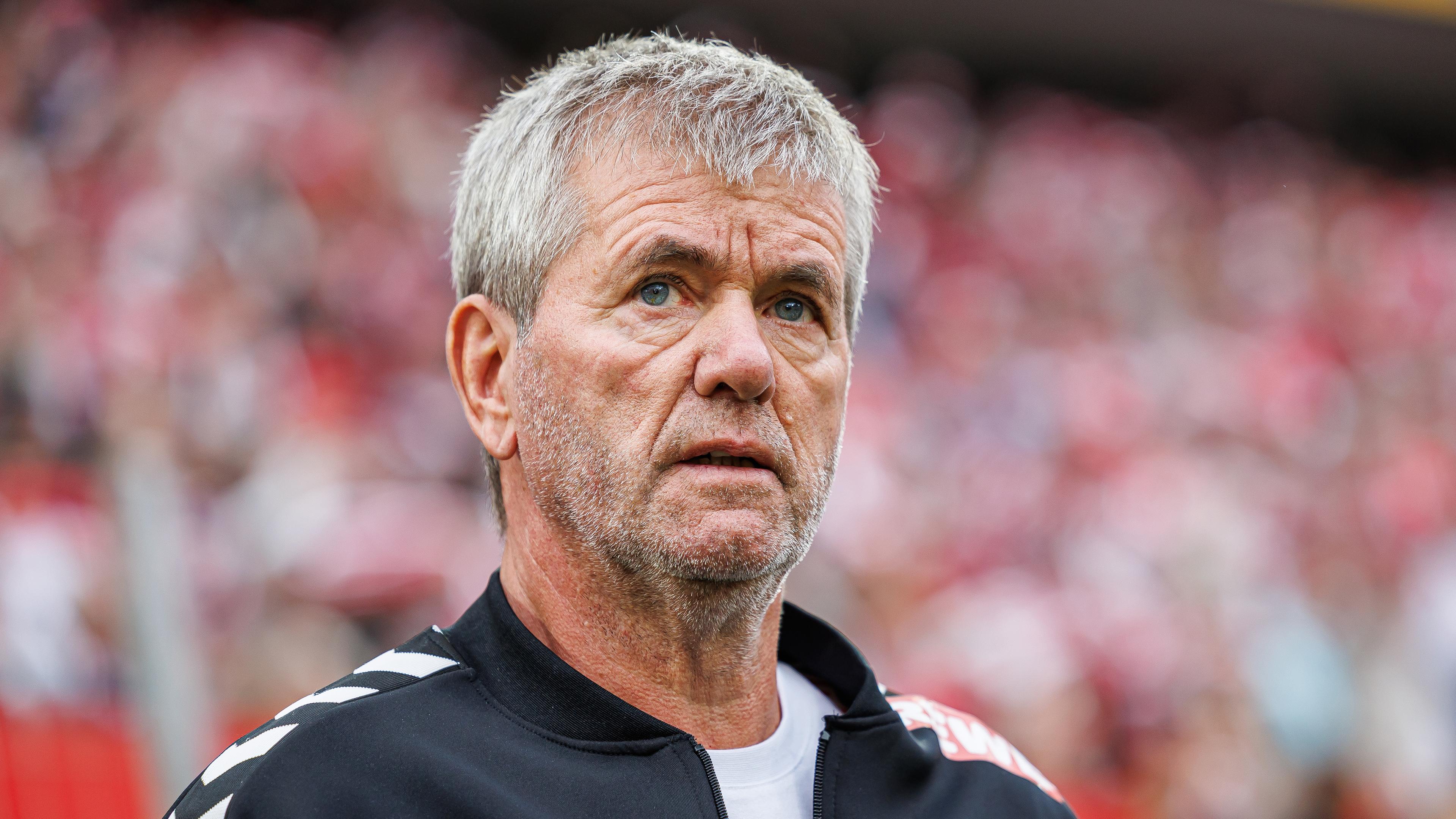 L'entraîneur-chef par intérim Friedhelm Funkel de 1. FC Köln Watches.