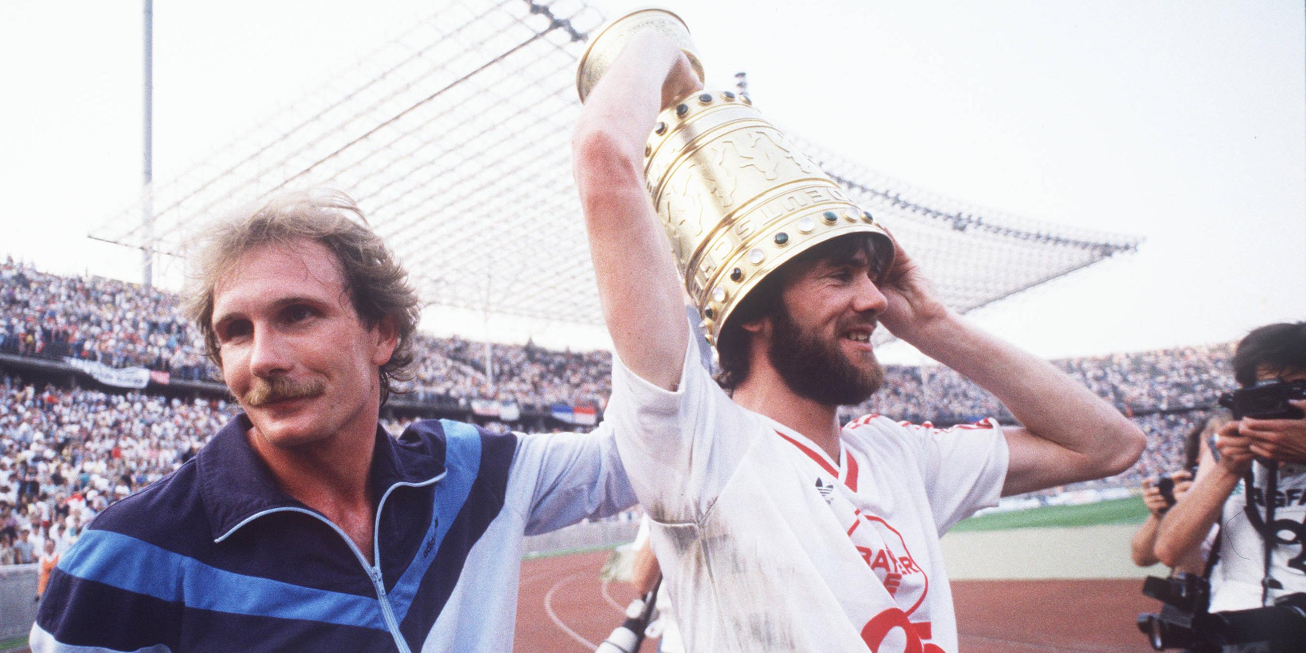 Friedhelm Funkel mit DFB-Pokal auf dem Kopf