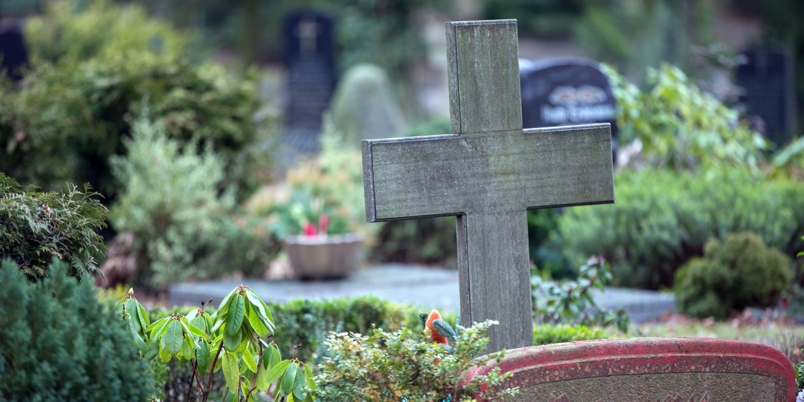 Grabsteine stehen auf einem Friedhof