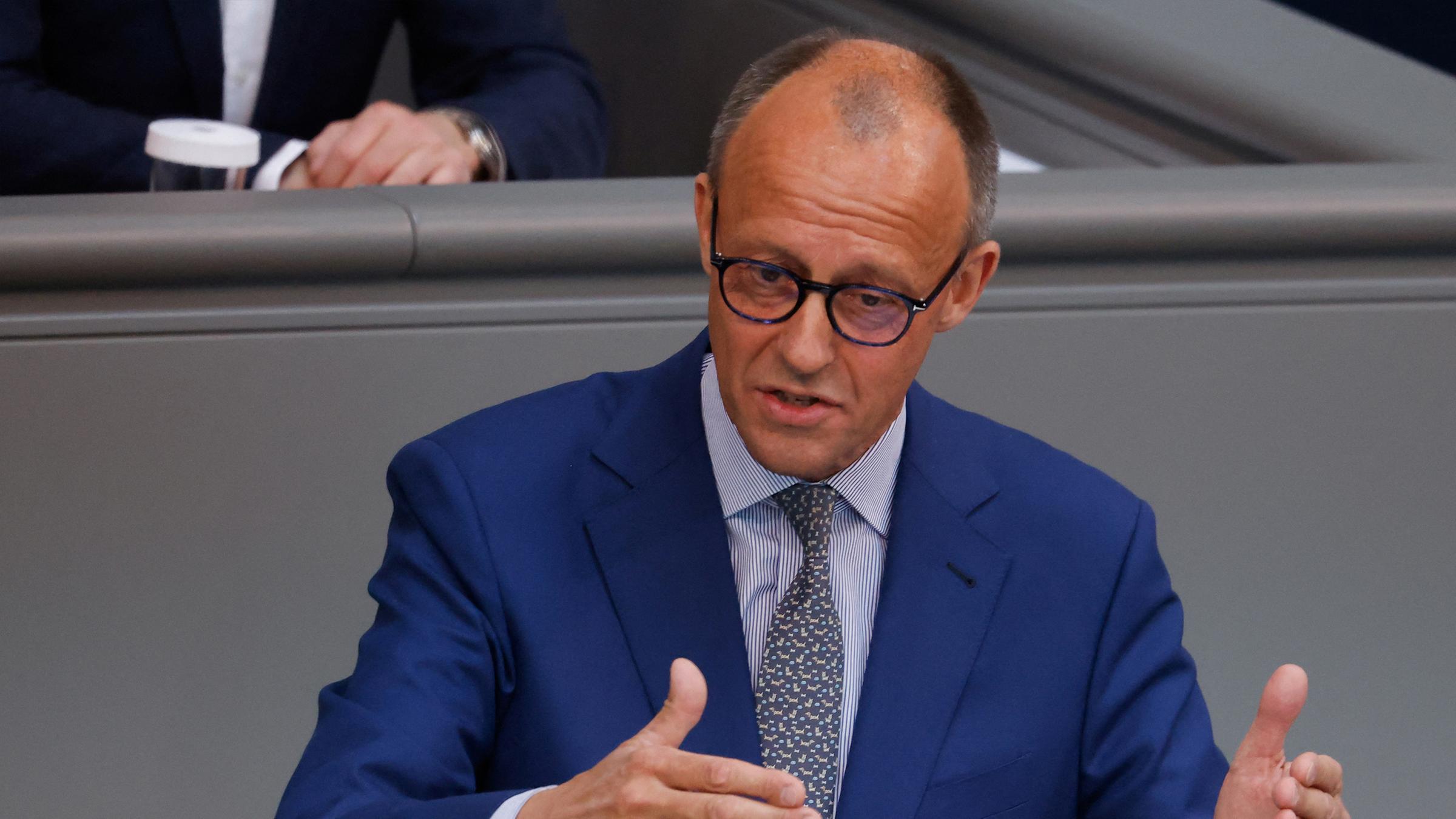 Friedrich Merz, CDU-Bundesvorsitzender und Unions-Fraktionsvorsitzender, spricht im Bundestag nach der Regierungserklärung des Kanzlers zum bevorstehenden EU-Gipfel. 