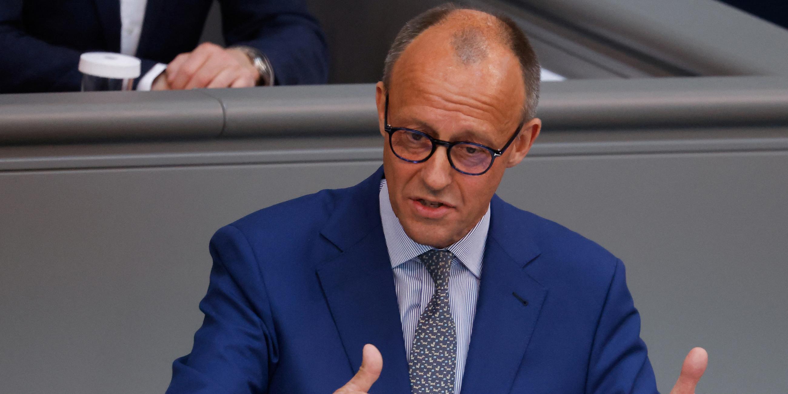 Friedrich Merz, CDU-Bundesvorsitzender und Unions-Fraktionsvorsitzender, spricht im Bundestag nach der Regierungserklärung des Kanzlers zum bevorstehenden EU-Gipfel. 