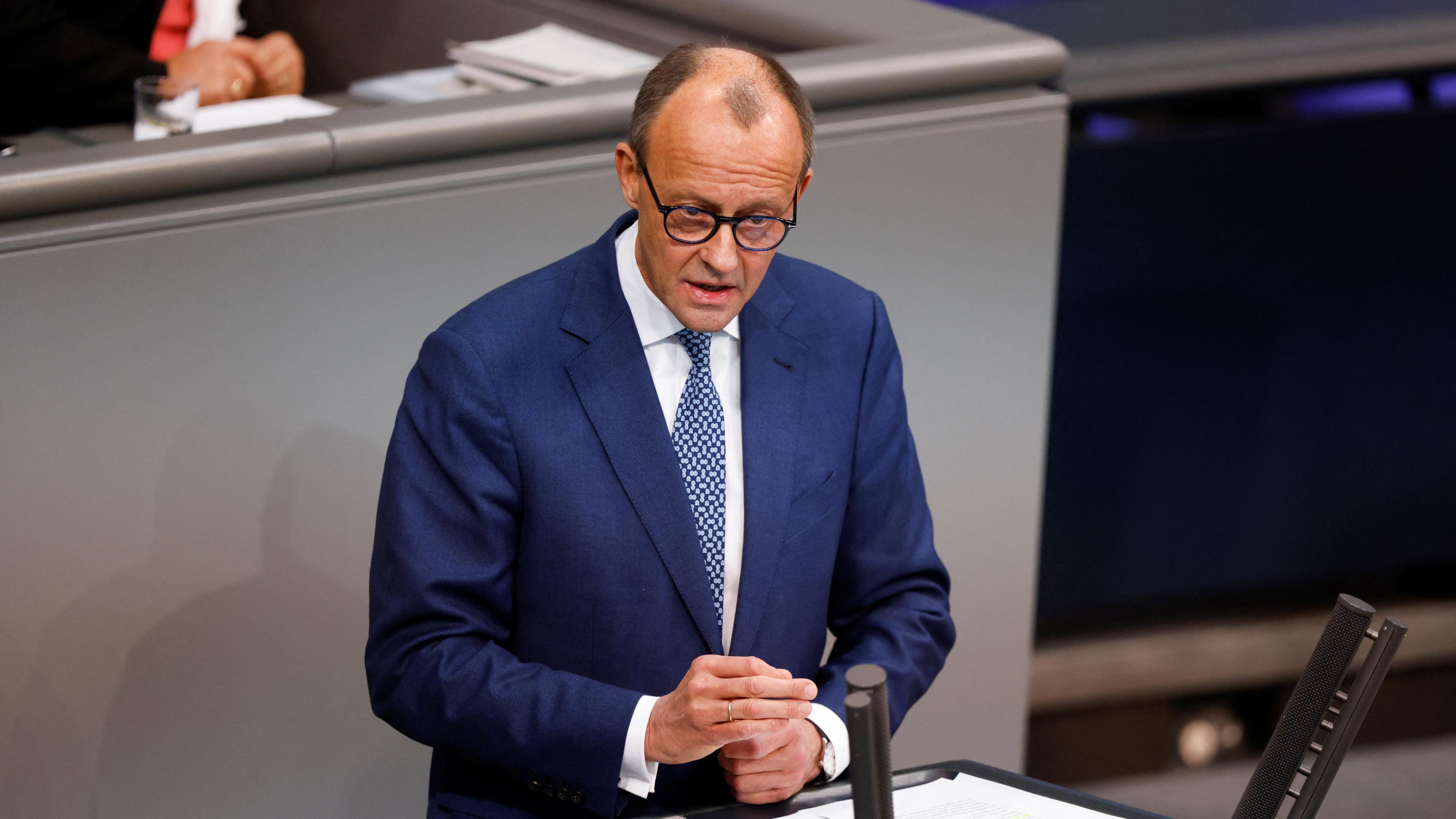 Unionsfraktionschef Friedrich Merz spricht am 14. Dezember 2022 im Plenum des Bundestags.