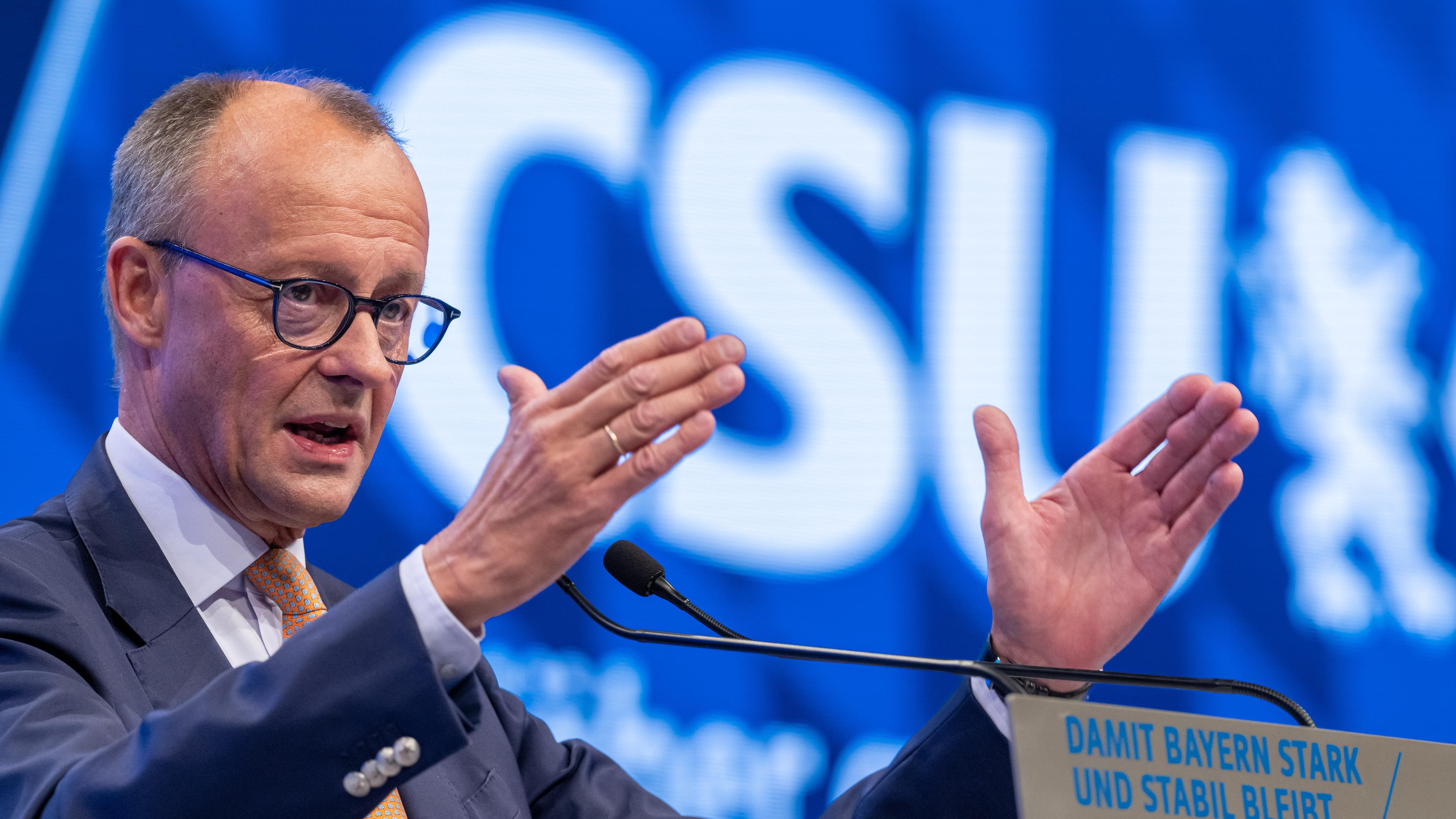 Friedrich Merz hält beim CSU-Parteitag eine Rede