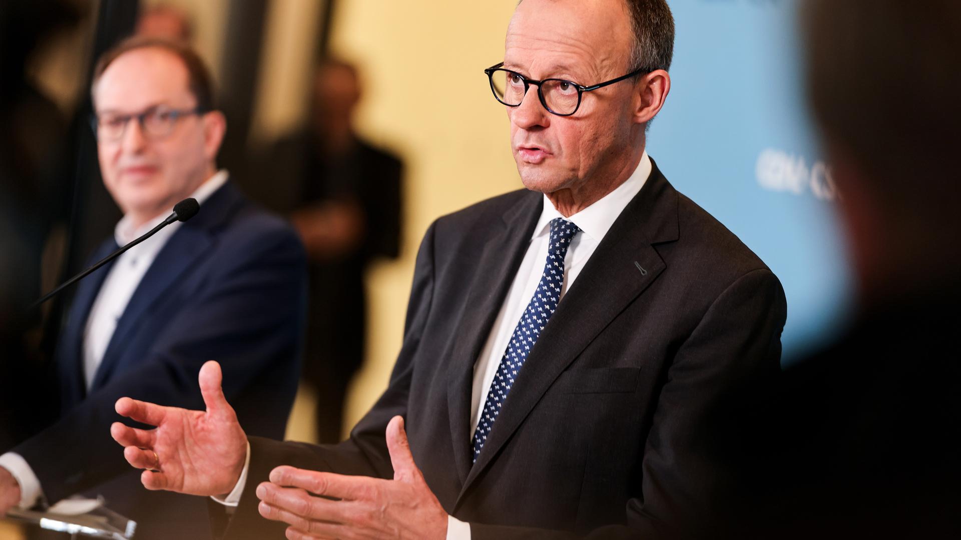 Der Vorsitzende der Christlich Sozialen Union (CSU) im Deutschen Bundestag, Alexander Dobrindt (L), steht neben dem Vorsitzenden der Christlich Demokratischen Union (CDU) und Fraktionsvorsitzenden Friedrich Merz (R) während einer Presseerklärung nach einer Fraktionssitzung im Deutschen Bundestag in Berlin, Deutschland, 14. März 2025. 