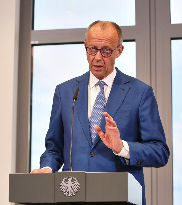 Archiv: tatement vor dem Abflug zum G7-Gipfel nach Evian-les-Bains: Bundeskanzler Friedrich Merz (CDU)