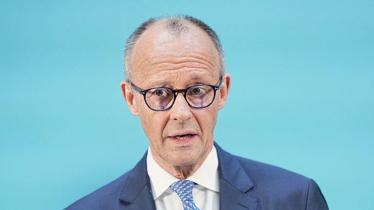 Bundeskanzler Friedrich Merz (CDU) spricht bei einer Pressekonferenz.