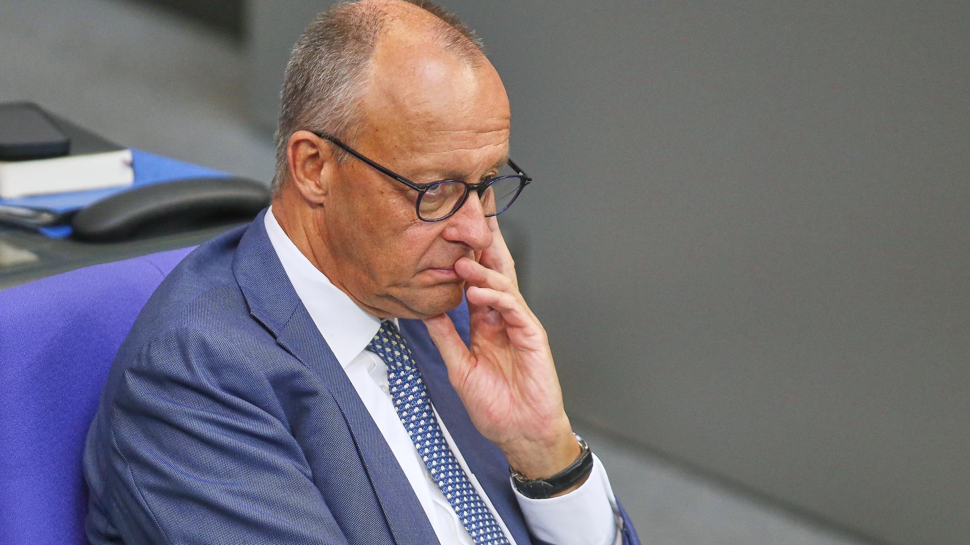 Bundeskanzler Friedrich Merz (CDU) sitzt im Deutschen Bundestag bei der 92. Bundestagssitzung - Haushaltswoche