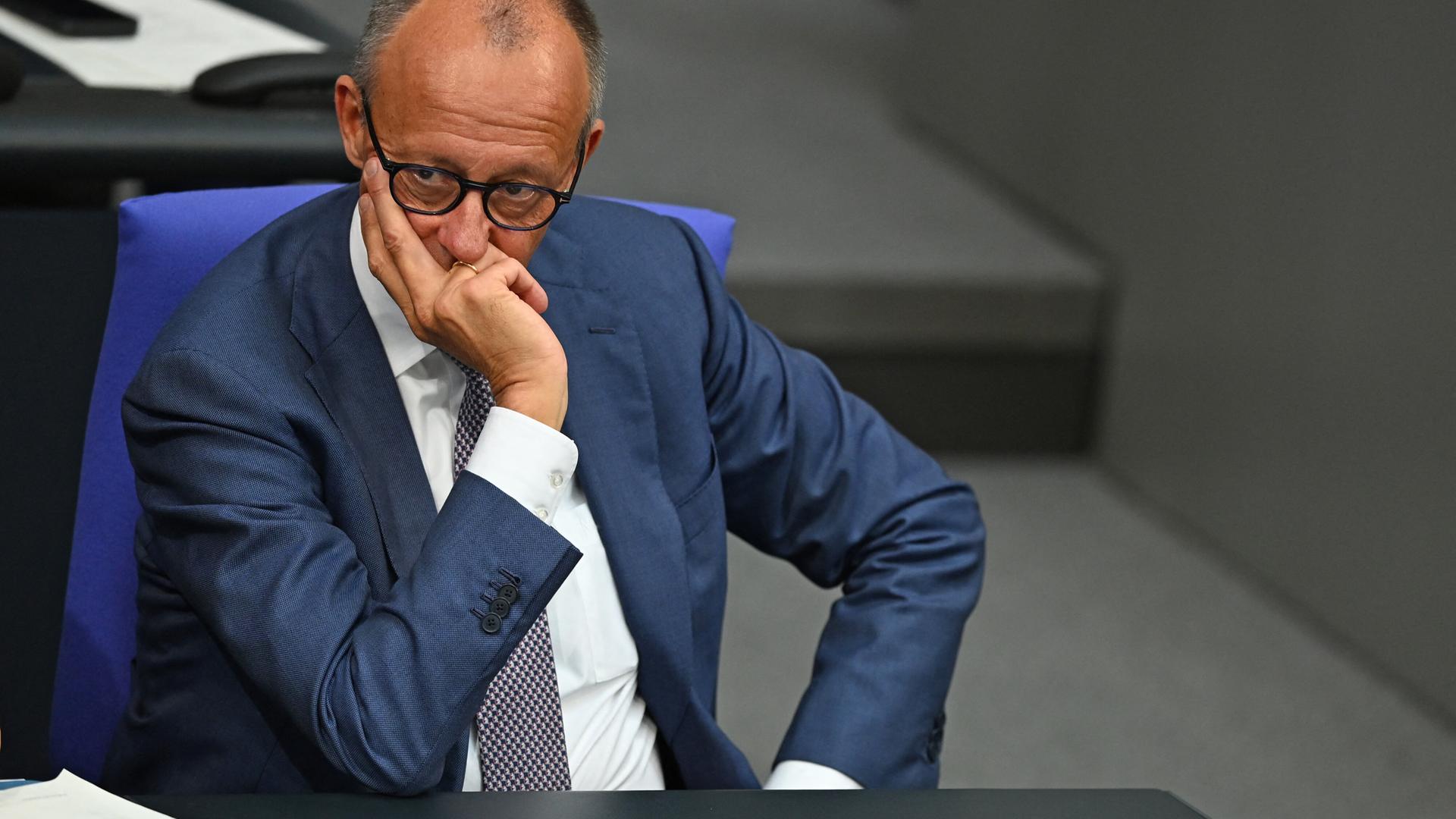 Bundeskanzler Friedrich Merz (CDU) bei einer Sitzung des Bundestags
