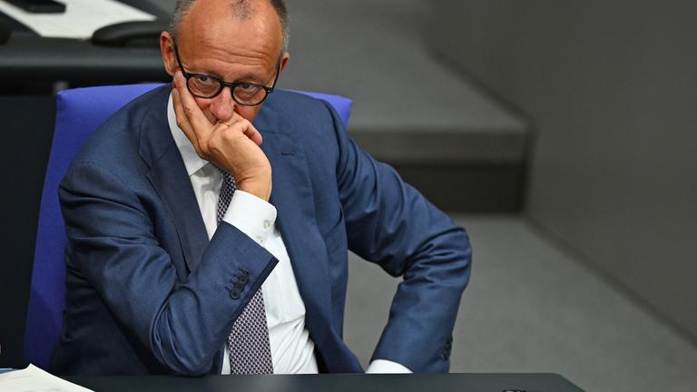 Bundeskanzler Friedrich Merz (CDU) bei einer Sitzung des Bundestags