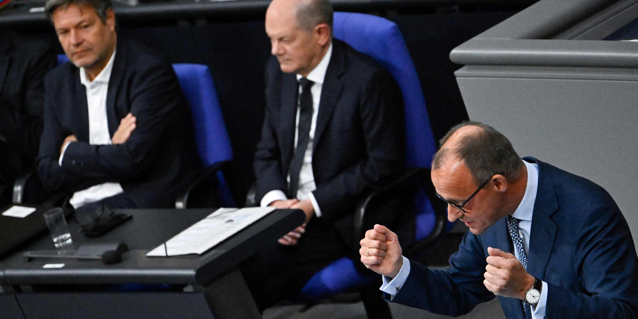 Der Vorsitzende der Christlich-Demokratischen Union Deutschlands (CDU) Friedrich Merz (r.) spricht am 19. 10. 2023 in Berlin