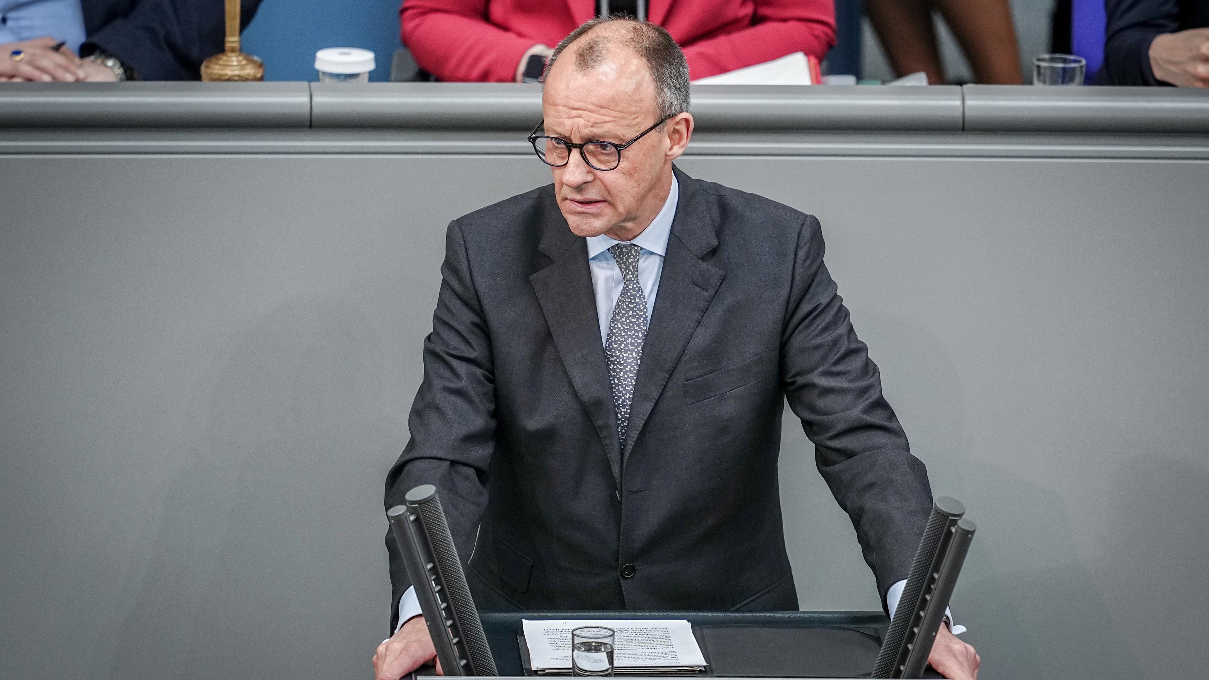 Berlin: Friedrich Merz (CDU), CDU-Bundesvorsitzender und Unionsfraktionsvorsitzender, spricht im Bundestag.