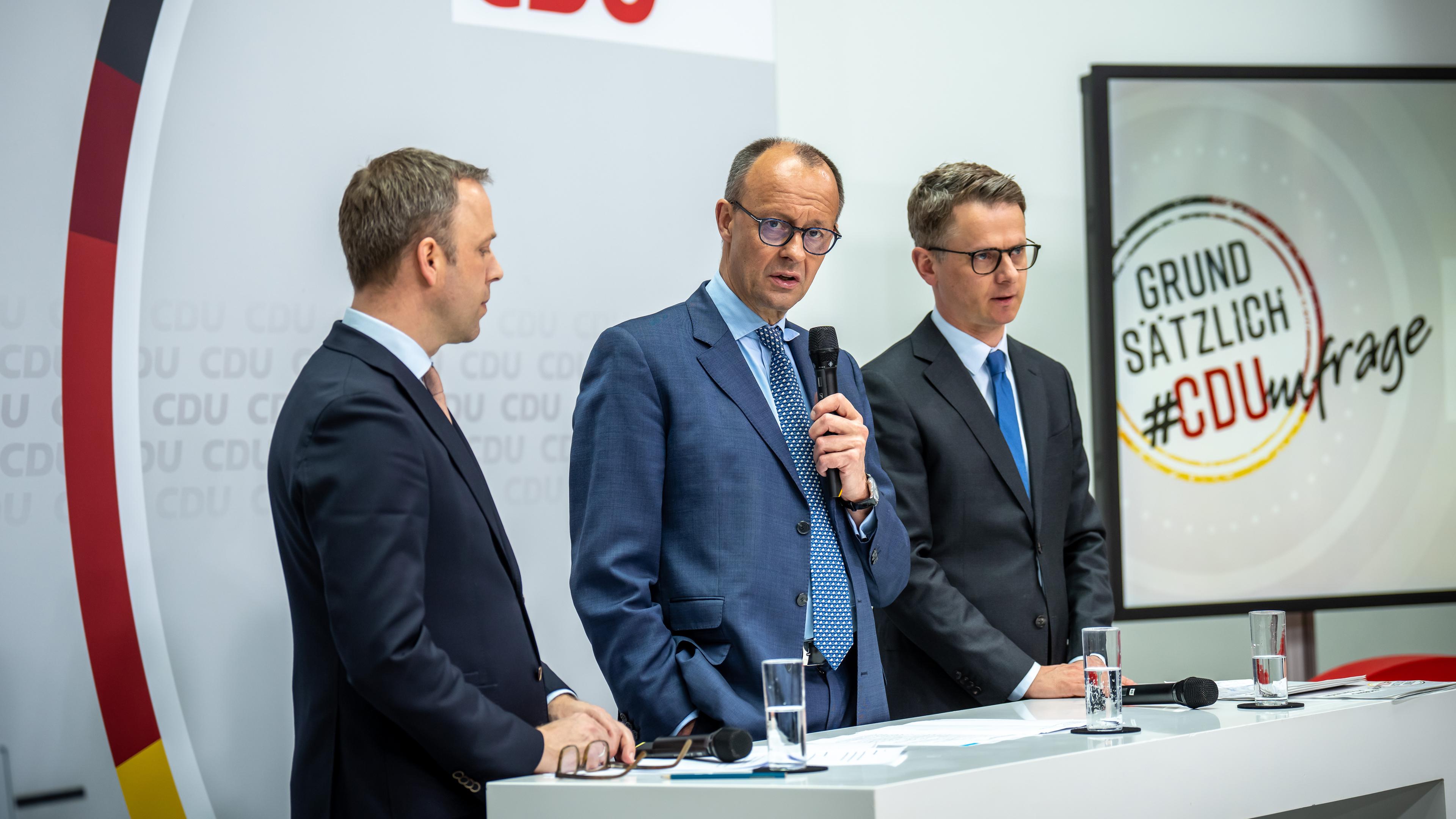 Berlin: Friedrich Merz (M), CDU-Bundesvorsitzender, neben Carsten Linnemann (r) und Mario Czaja