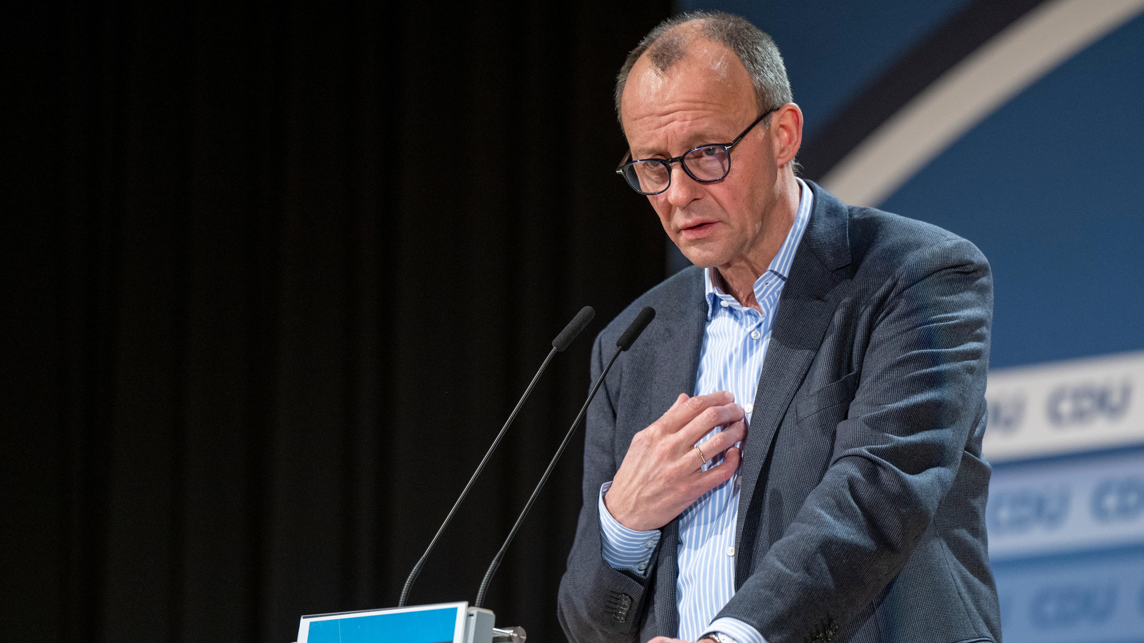 Friedrich Merz, Bundesvorsitzender der CDU, spricht bei einem Wahlkampf-Bürgertreffen ins Mikrofon
