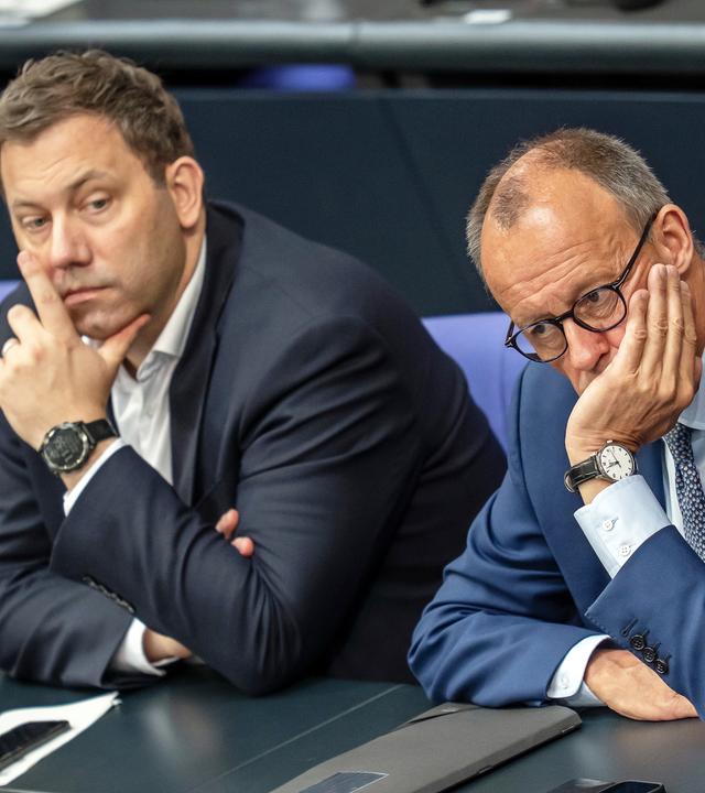 Friedrich Merz (r) und Lars Klingbeil im Bundestag