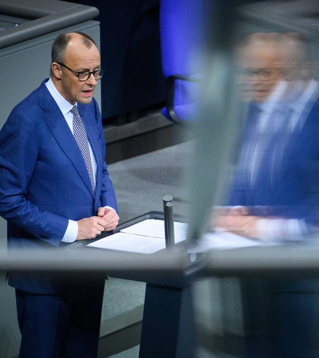 Bundeskanzler Friedrich Merz (CDU) gibt in der 56. Plenarsitzung der 21. Legislaturperiode im Deutschen Bundestag eine Regierungserklärung zur aktuellen außenpolitischen Lage ab. 