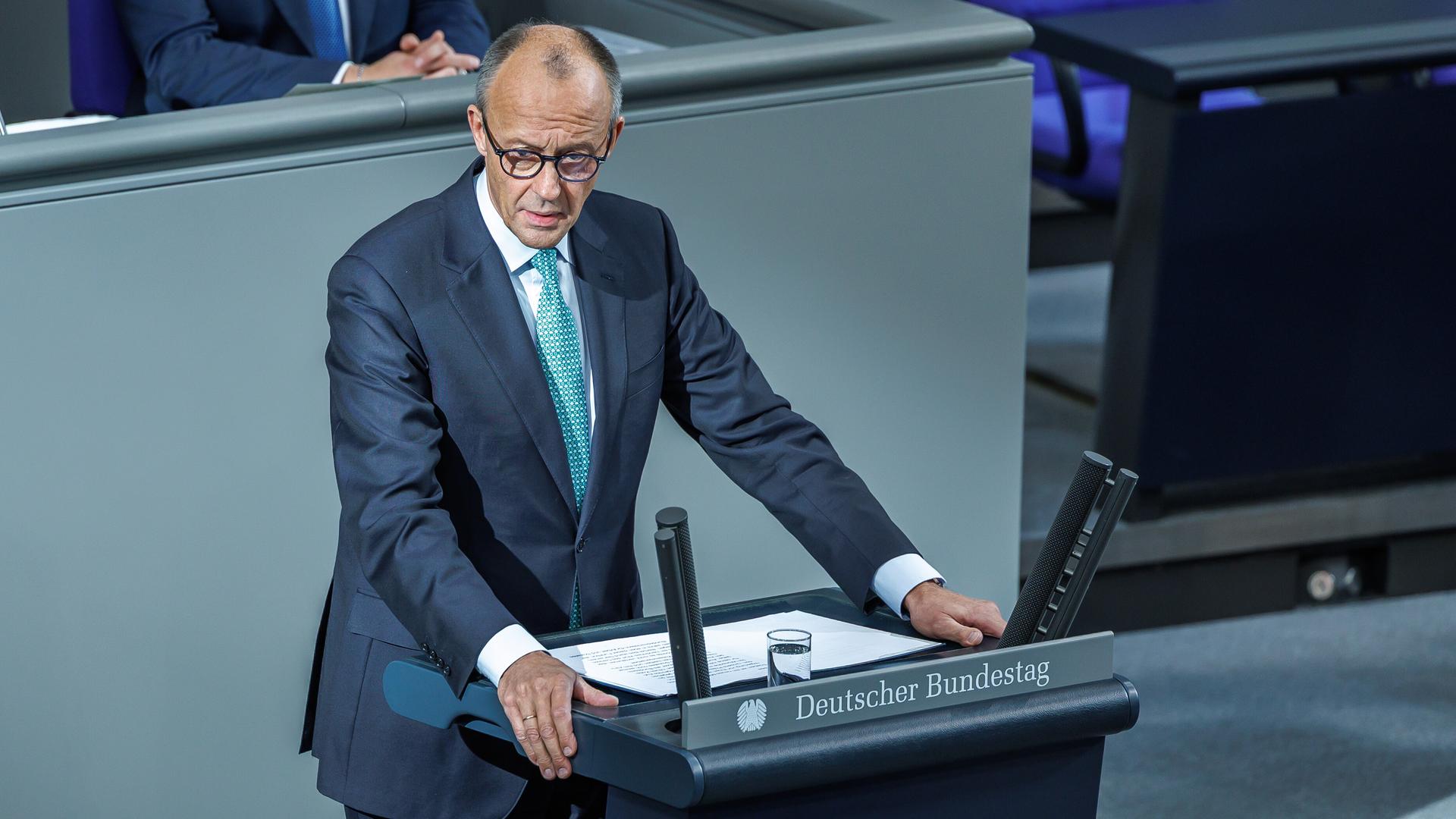 Bundeskanzler Friedrich Merz (CDU) im Deutschen Bundestag am 14.10.26 in Berlin.