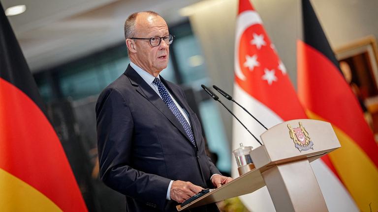Bundeskanzler Friedrich Merz (CDU) gibt bei seinem Besuch in Singapur eine Pressekonferenz, aufgenommen am 27.10.2026