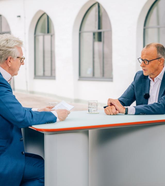 Der CDU-Vorsitzende Friedrich Merz (r) sitzt mit Theo Koll, ZDF-Moderator und Leiter des ZDF-Hauptstadtstudios, beim ZDF-Sommerinterview.