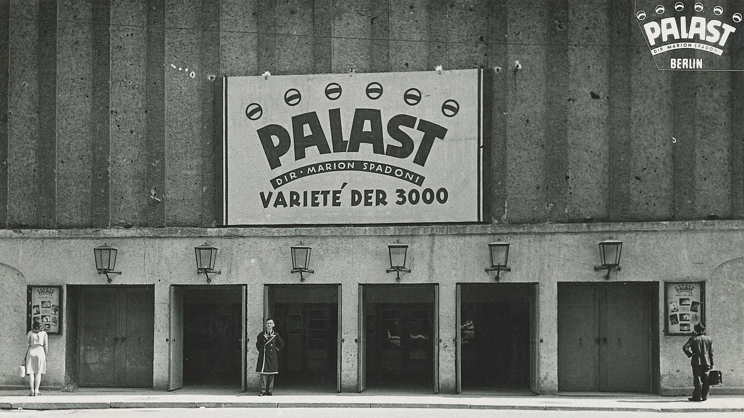 Haupteingang des Palast Varietés um 1945. Splitter von Kriegsgranaten ragen noch aus der Fassade.