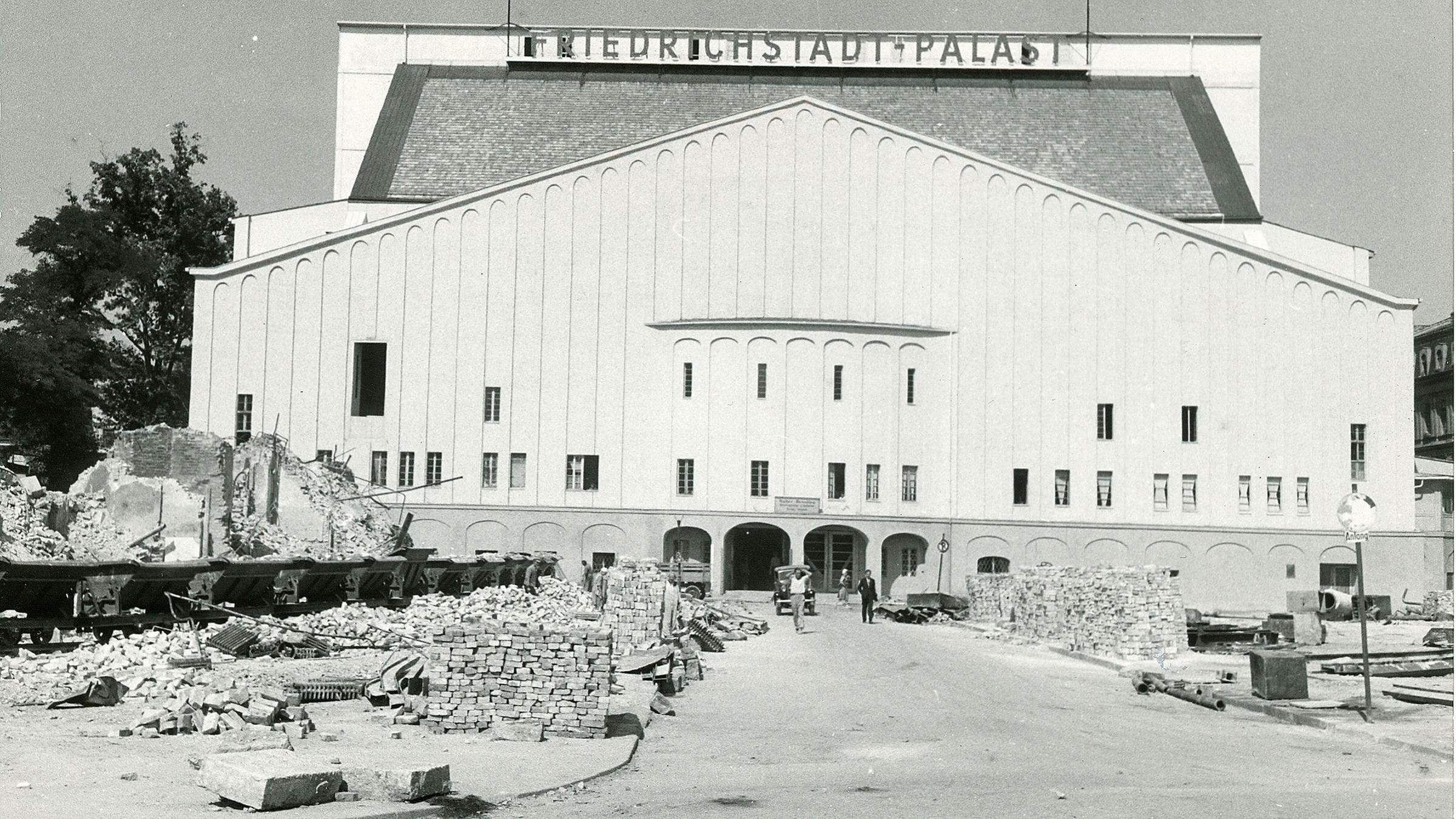 Bühnenhaus des Friedrichstadt-Palastes nach Abschluss der Wiederaufbauarbeiten um 1950 