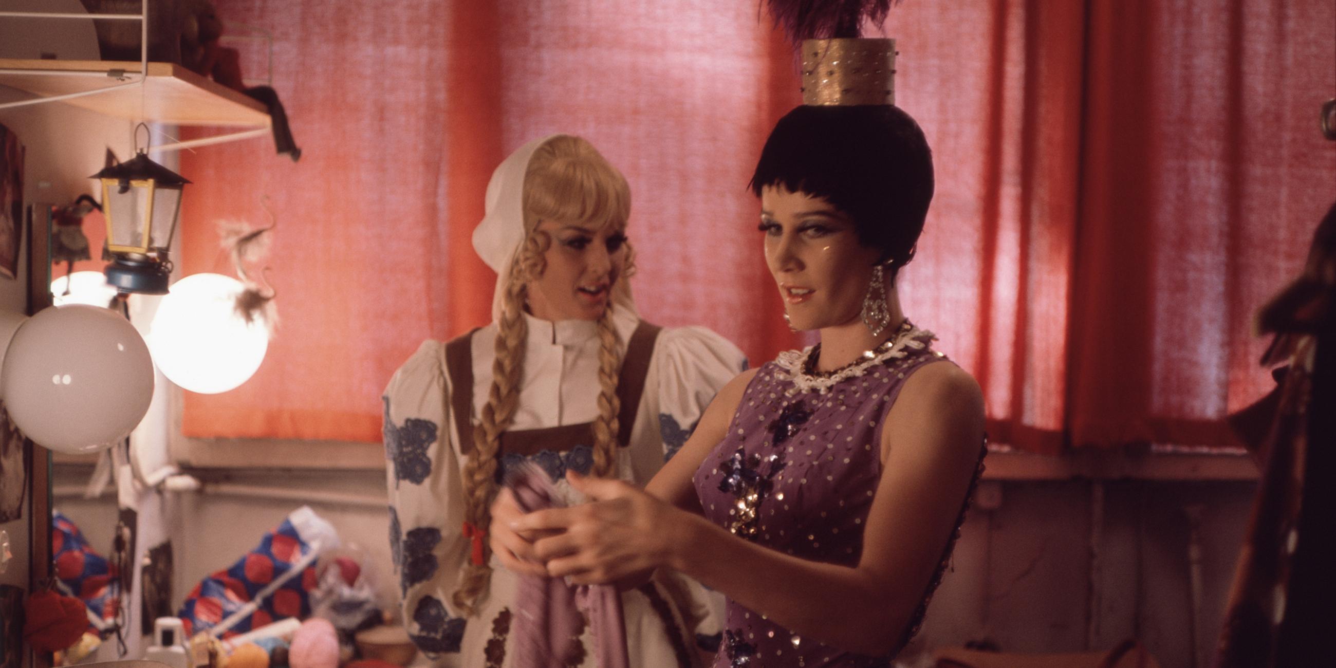 Tänzerinnen in der Garderobe während der Produktion „Wir tanzen in die Welt“ 1972 