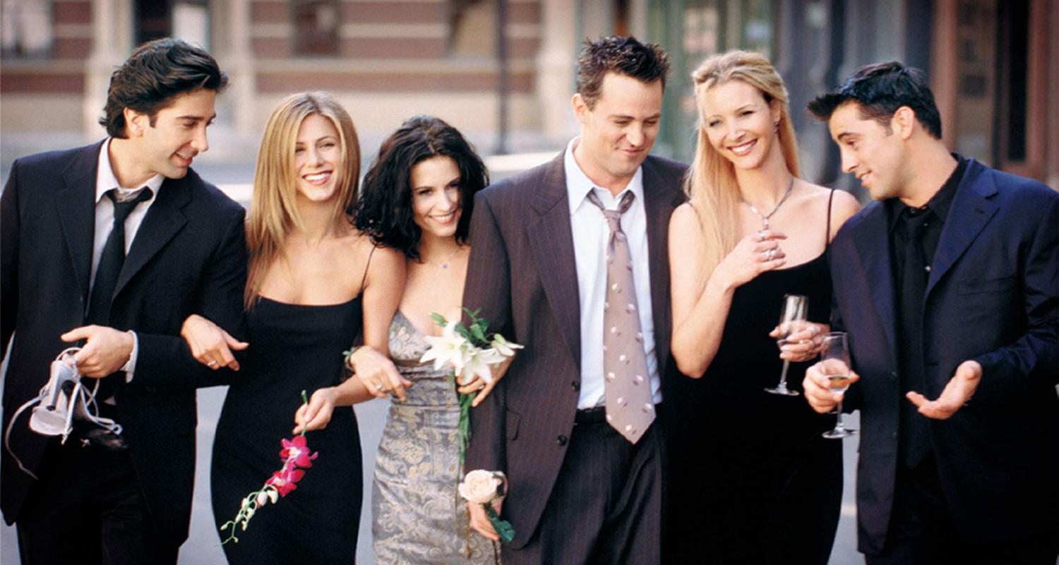 Die Hauptdarstellerinnen und Hauptdarsteller der Serie "Friends" gehen gemeinsam über eine Straße