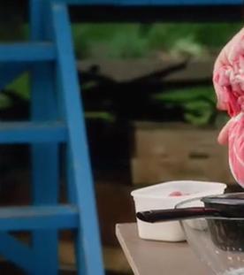 Fritz Fuchs drückt Frischkäse aus.